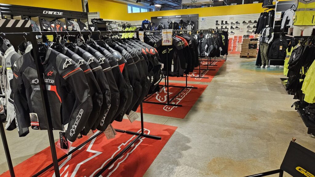 megamoto-immagine-reparto-abbigliamento-2